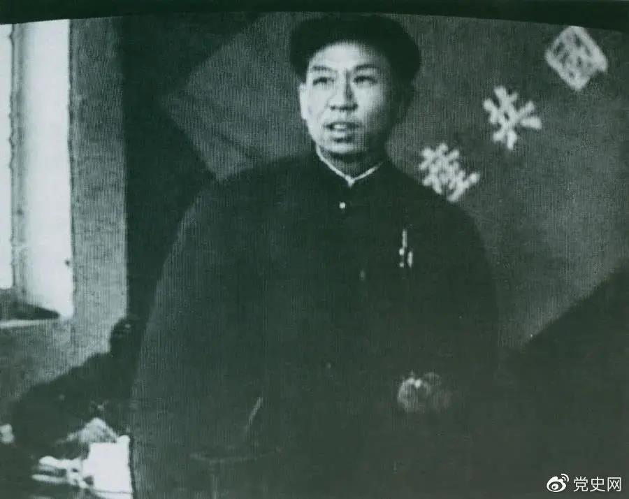 1949年3月，刘少奇在中共七届二中全会上发言.jpg