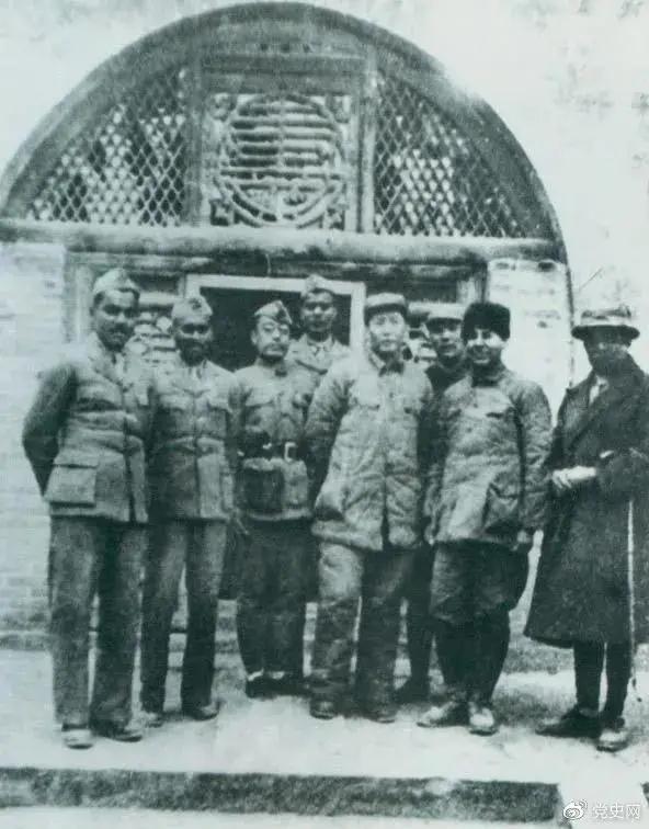 1939年3月15日，毛泽东在延安会见印度援华医疗队全体人员.jpg