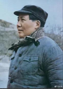1947年3月18日，中共中央机关主动撤离延安。毛泽东和周恩来、任弼时等继续留在陕北，指挥全国人民解放战争。这是转战陕北前夕的毛泽东。.jpg